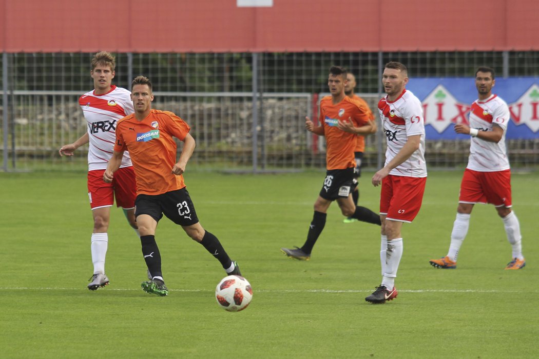 Přípravné utkání Plzně s Liptovským Mikulášem, balon sleduje letní posila z Olomouce,  záložník Lukáš Kalvach