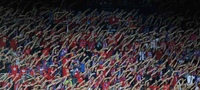 Plzeňské fotbalisty v utkání s Lokerenem hnala opět zaplněná Doosan Aréna