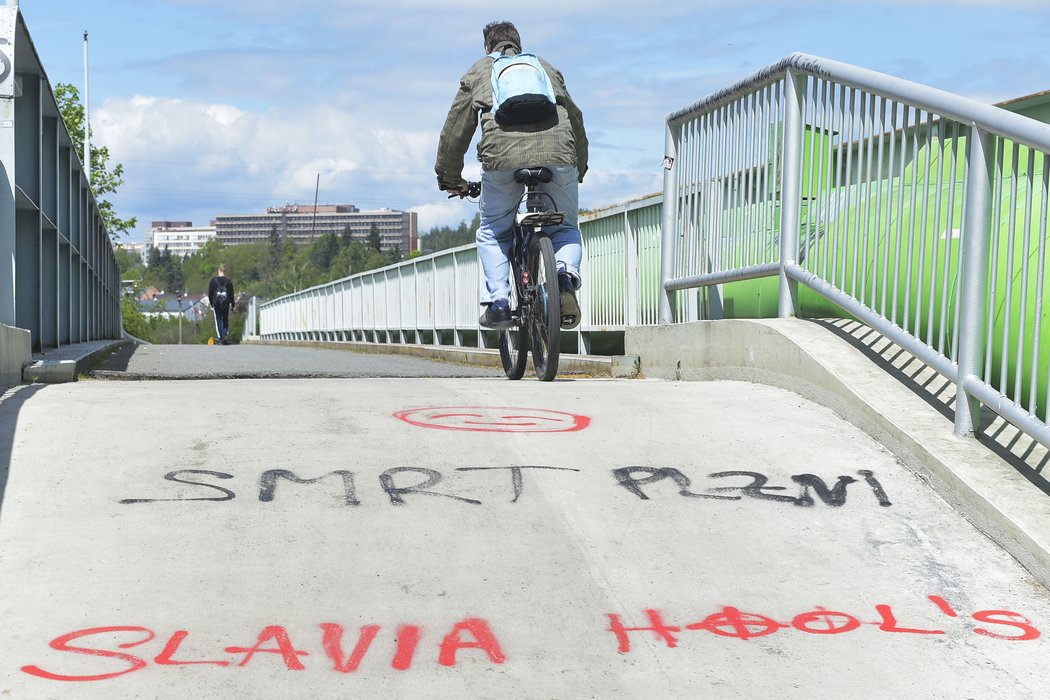 Fanoušci Slavie posprejovali tréninkový areál Plzně v Luční ulici