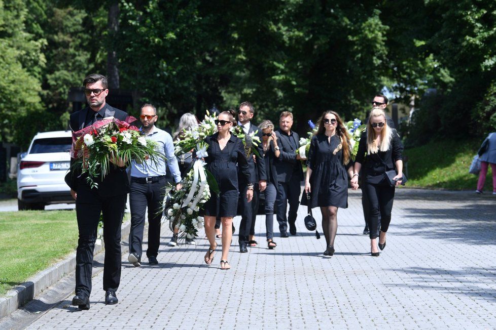 Přátelé i rodina míří na pohřeb Mariána Čišovského