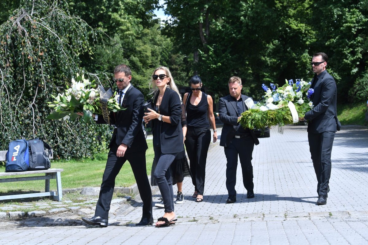 Přátelé i rodina míří na pohřeb Mariána Čišovského