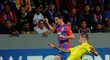 Plzeňský fotbalista Milan Petržela se snaží uniknout bránícímu hráči Mariboru v úvodním utkání play off Ligy mistrů