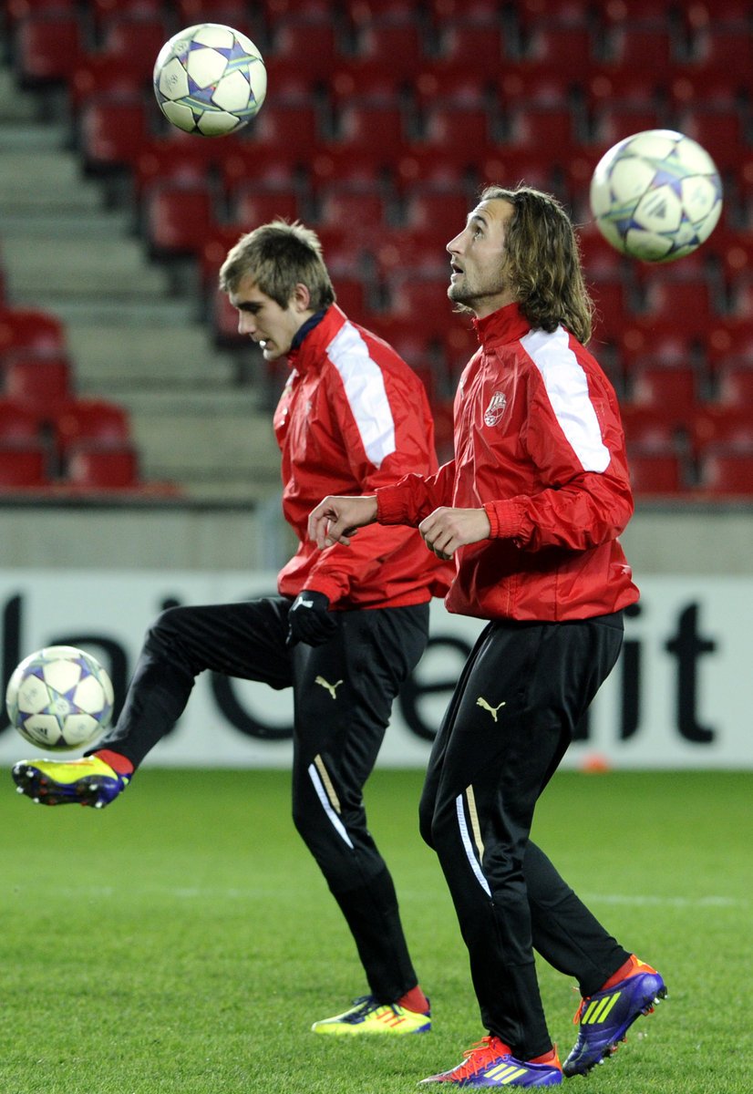Petr Jiráček (vpravo) na tréninku Plzně před duelem s Milánem