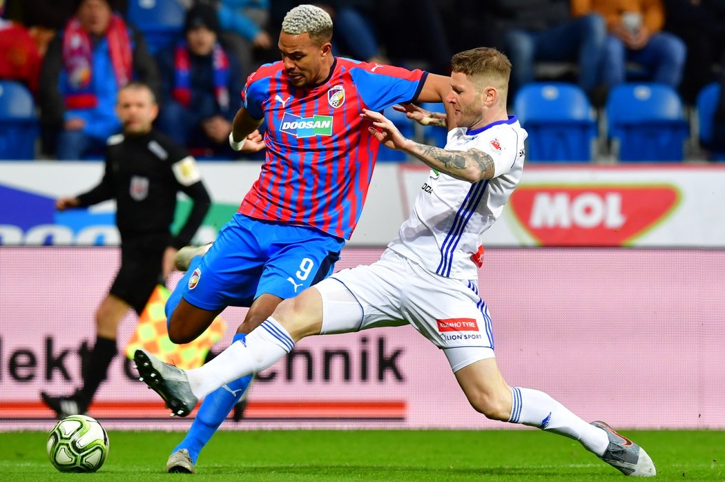 Ondřej Mazuch (vpravo) a Jean-David Beauguel (vlevo) v souboji o míč během čtvrtfinále MOL Cupu