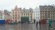 Obrazovka na plzeňském náměstí, které celou neděli zkrápí vytrvalý déšť