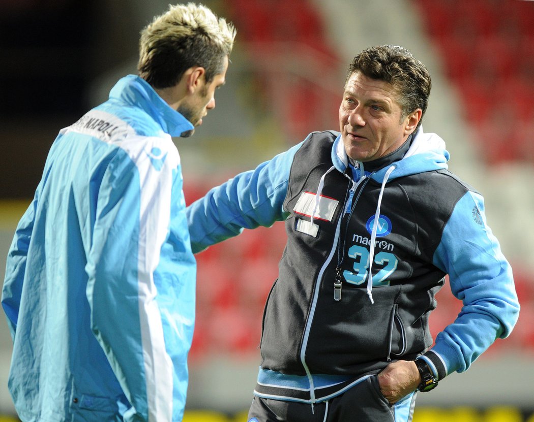 Valon Behrami a Walter Mazzarri ve vzájemné rozhovoru