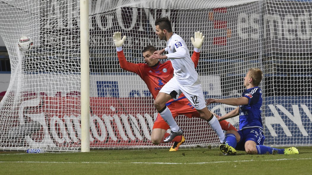 Plzeňský útočník Michal Ďuriš překonal olomouckého gólmana Buchtu, sudí Lerch ale branku neuznal