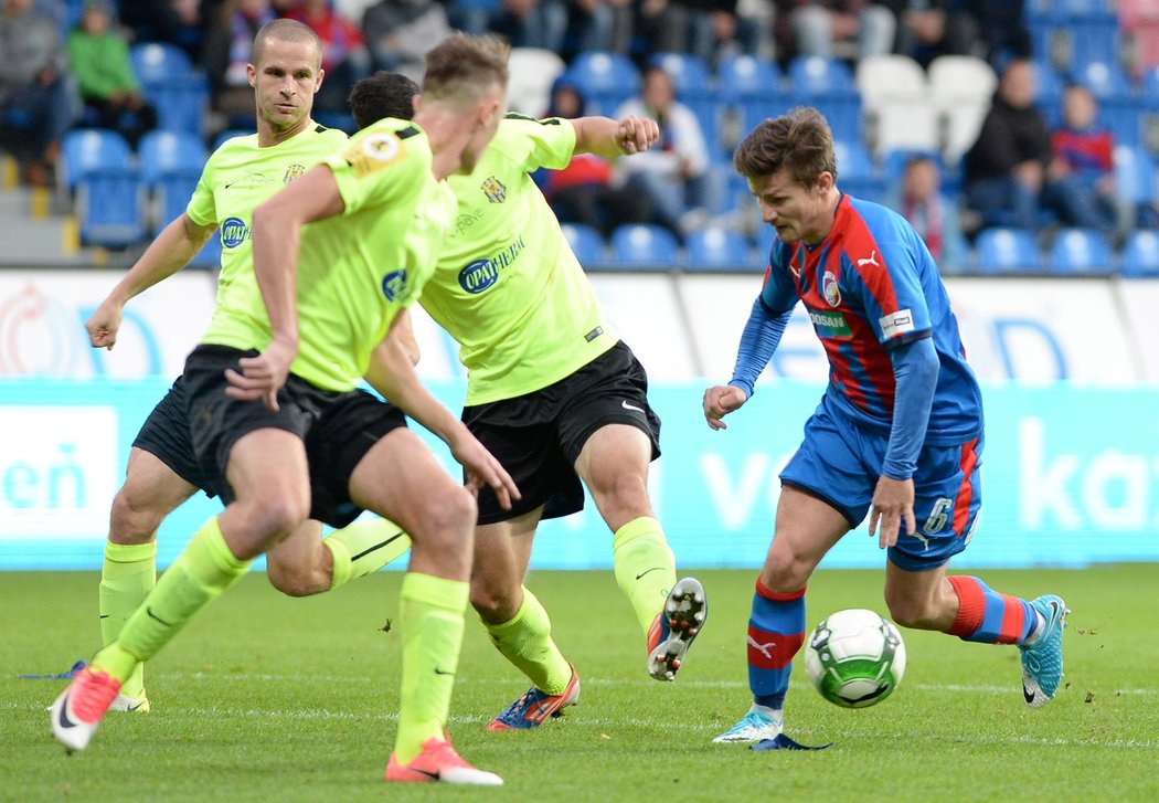 Plzeňský záložník Václav Pilař se probijí opavskou obranou v zápase MOL Cupu