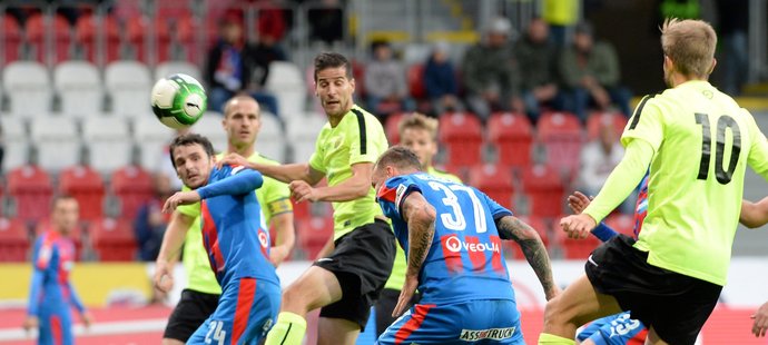 Plzeňští fotbalisté se snaží dostat míč do branky v utkání s Opavou