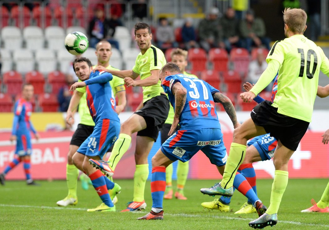 Plzeňští fotbalisté se snaží dostat míč do branky v utkání s Opavou