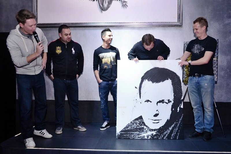 Pavel Vrba se fotí s dárkem od plzeňských fotbalistů