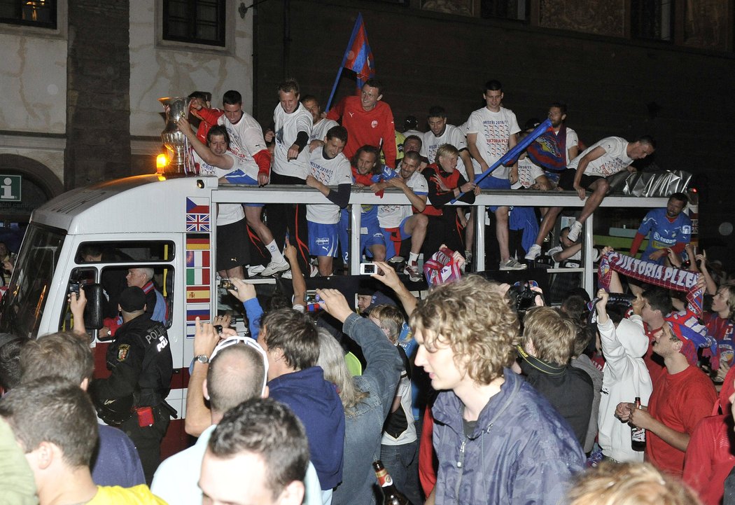 Plzeňští fotbalisté přijíždějí na zaplněné náměstí