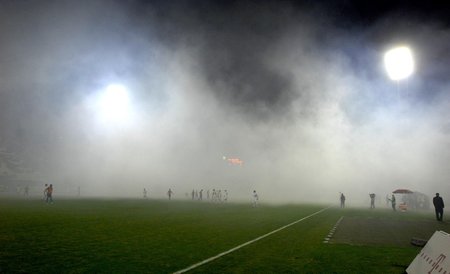 Řádění fanoušků, kteří na utkání házeli dýmovnice