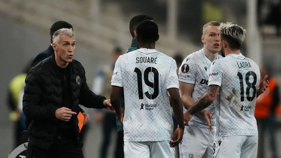 Martin Hyský dává instrukce svým hráčům během střídání