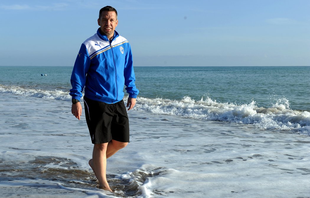2014. Pavel Horváth vyrazil na procházku na pláž během soustředění Plzně v Turecku
