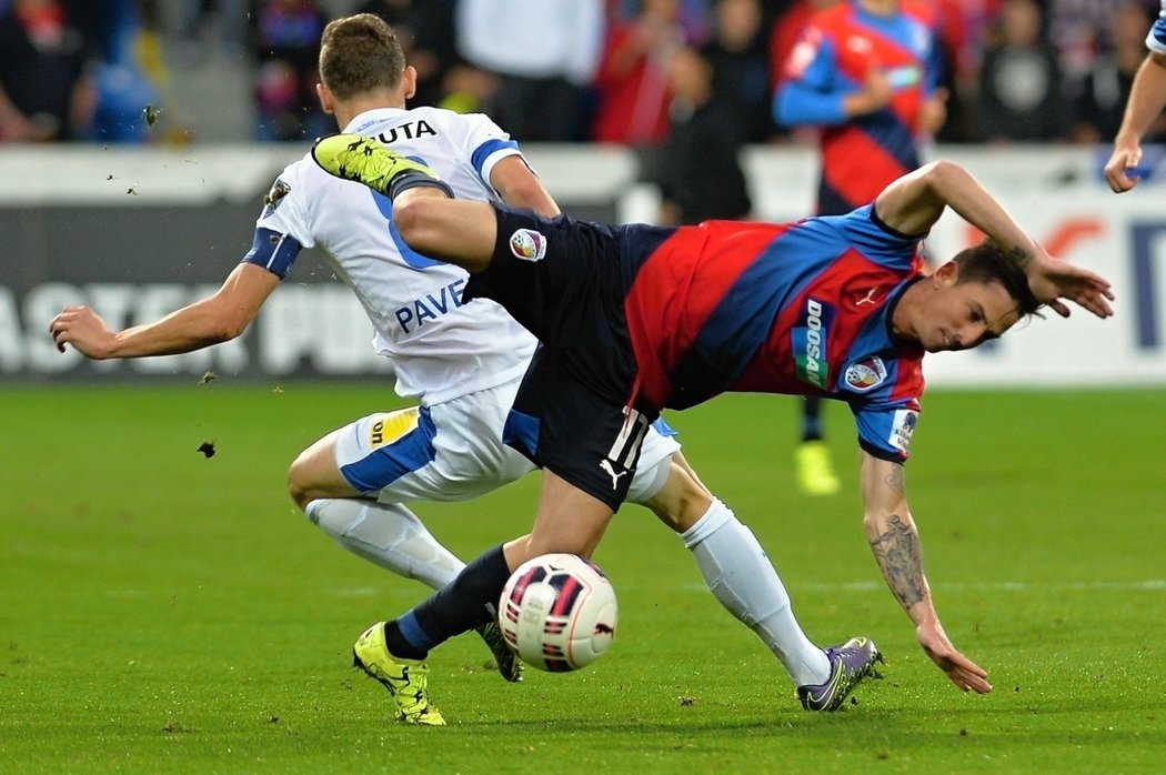 David Pavelka v souboji s Milanem Petrželou v zápase Plzeň - Liberec