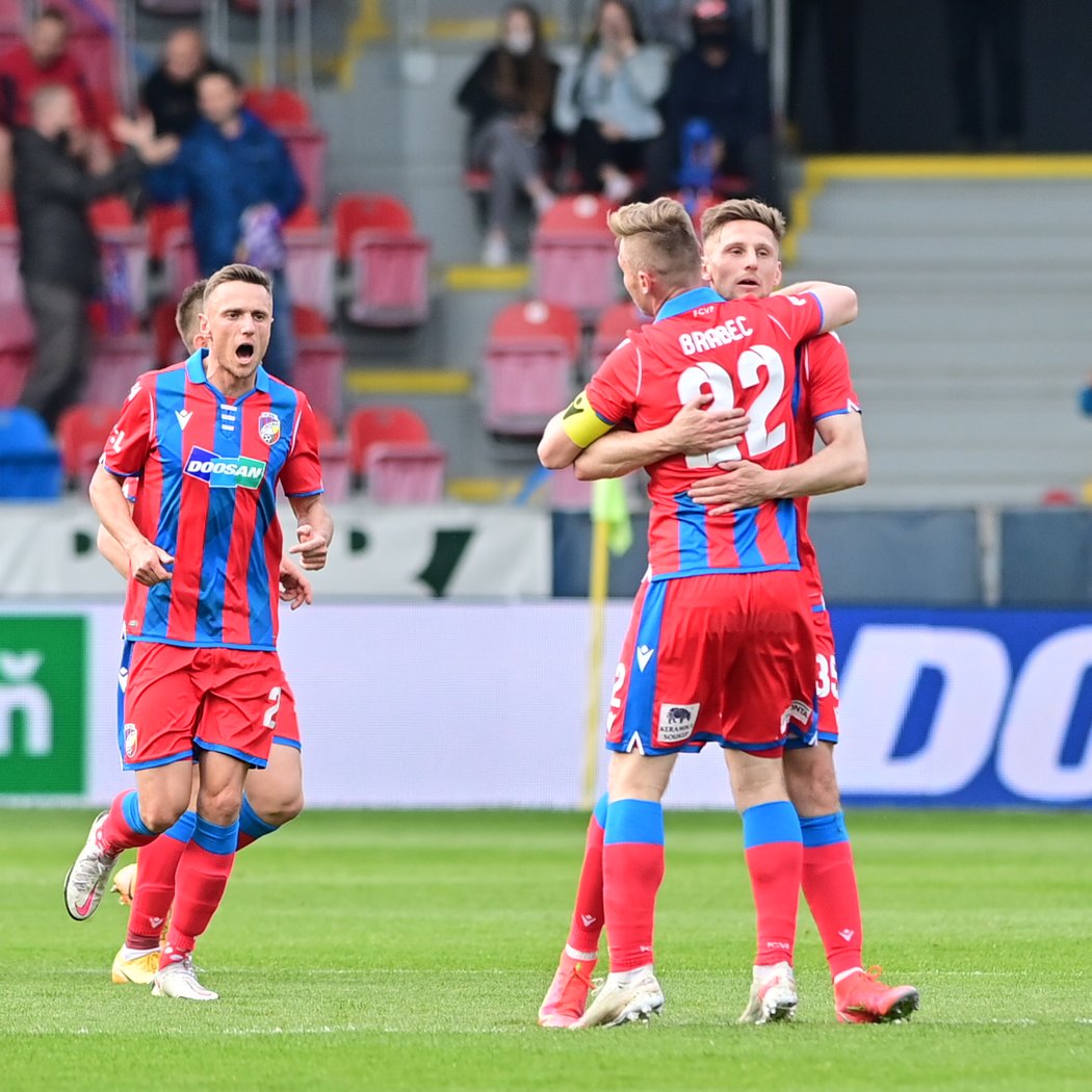 Plzeňští fotbalisté se radují z branky na 2:2 v utkání s Příbramí