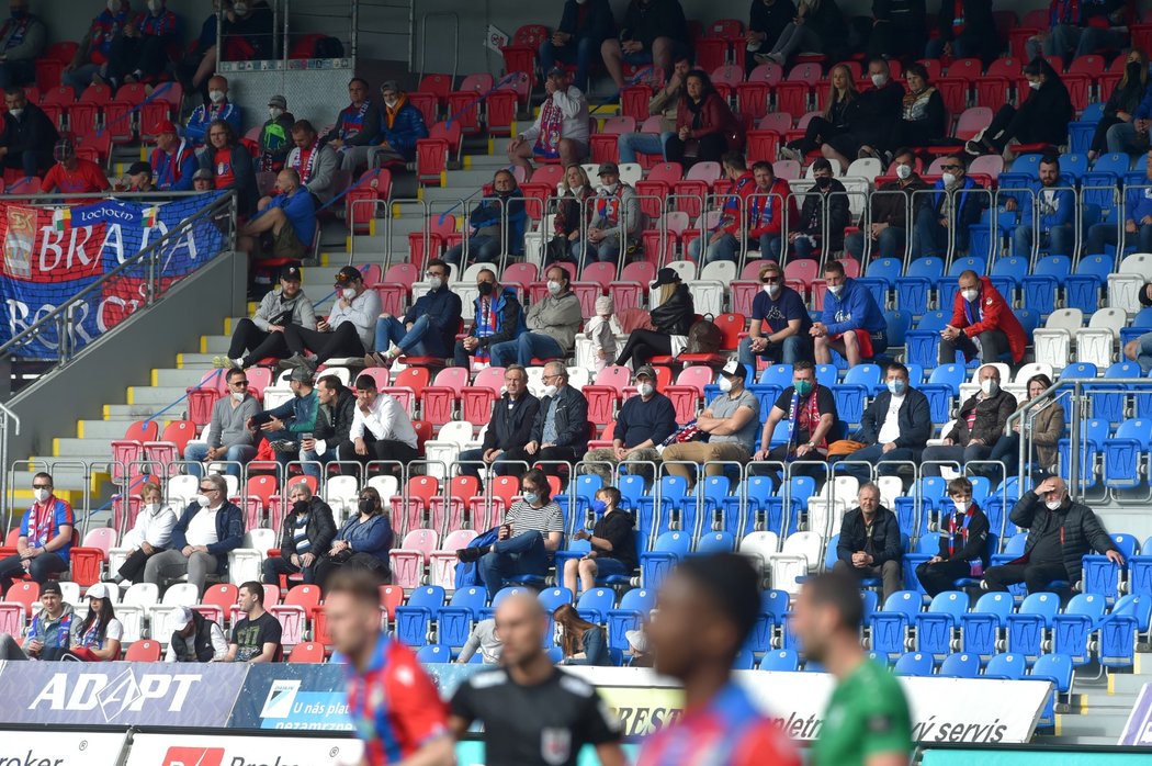 Plzeňští fanoušci na stadionu při utkání proti Příbrami