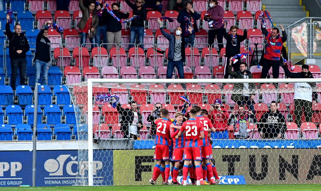 Radost plzeňských fotbalistů po brance na 3:2 proti Příbrami