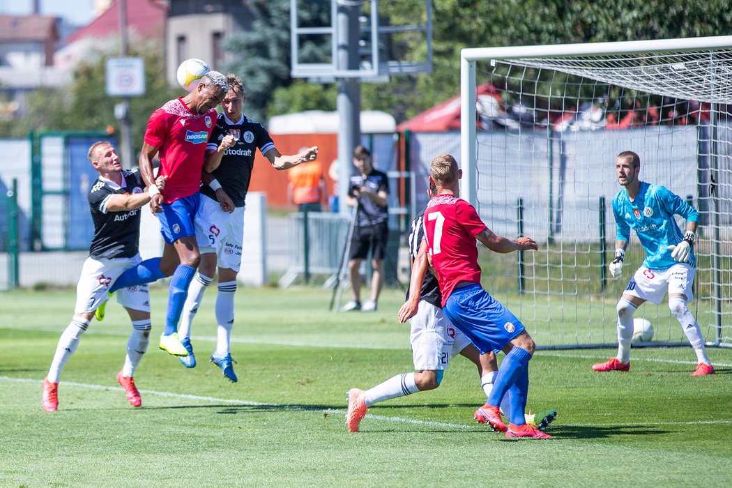 Plzeňský útočník Jean-David Beauguel se snaží hlavičkovat na bránu v přípravě proti českým Budějovicím