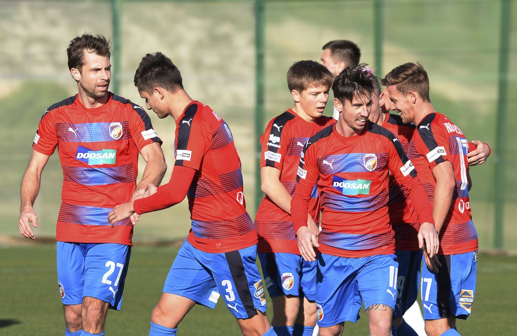 Plzeňští fotbalisté se radují z jedné z branek proti Dacii Kišiněv