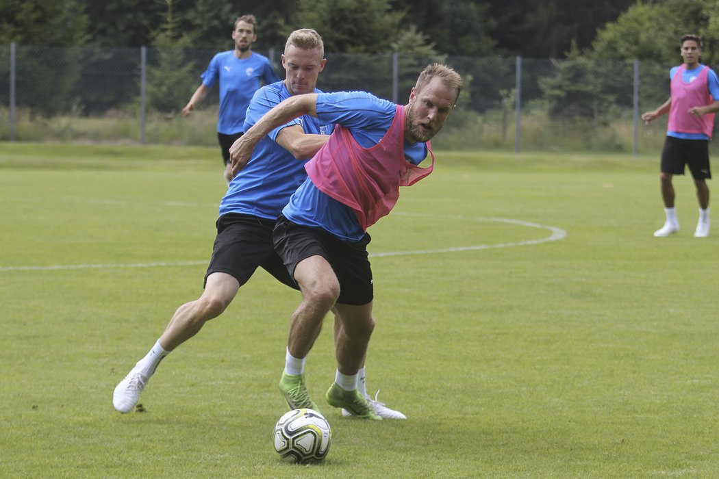 Zkušený plzeňský záložník Daniel Kolář si kryje míč na tréninku během soustředění v rakouském Westendorfu