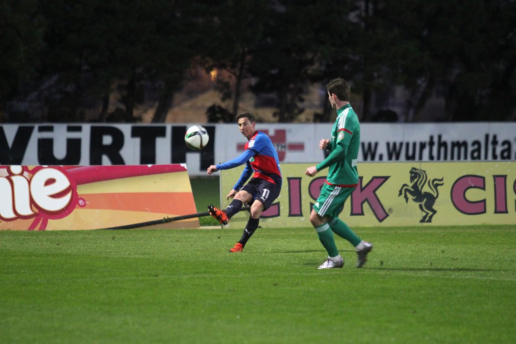 Plzeňský Milan Petržela centruje v utkání s Těrekem Groznyj v generálce na jarní start české nejvyšší soutěže. Viktorii zápas ale vůbec nevyšel, zklamala svého kouče, prohrála 0:3.