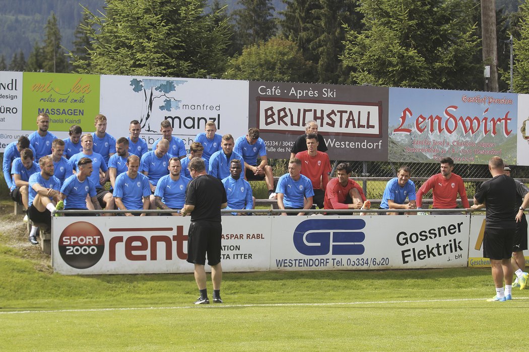 Plzeňští fotbalisté poslouchají pokyny trenéra Pavla Vrba na soustředění v Rakousku