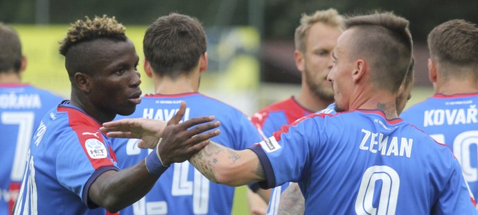 Radost plzeňských fotbalistů po brance do sítě Innsbrucku