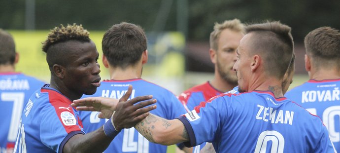 Radost plzeňských fotbalistů po brance do sítě Innsbrucku