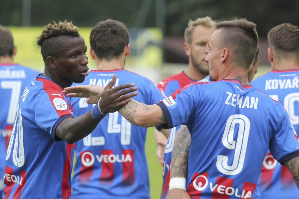 Radost plzeňských fotbalistů po brance do sítě Innsbrucku