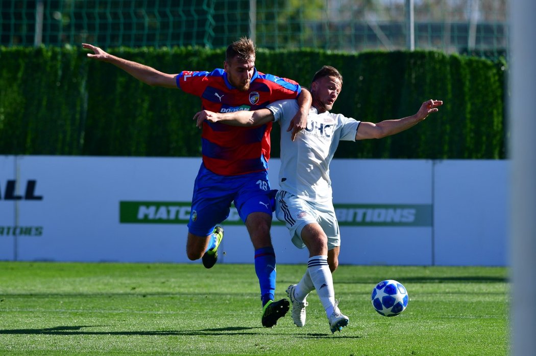 Plzeňský Tomáš Chorý se snaží prodrat k míči v generálce na jarní část sezony proti New England Revolution