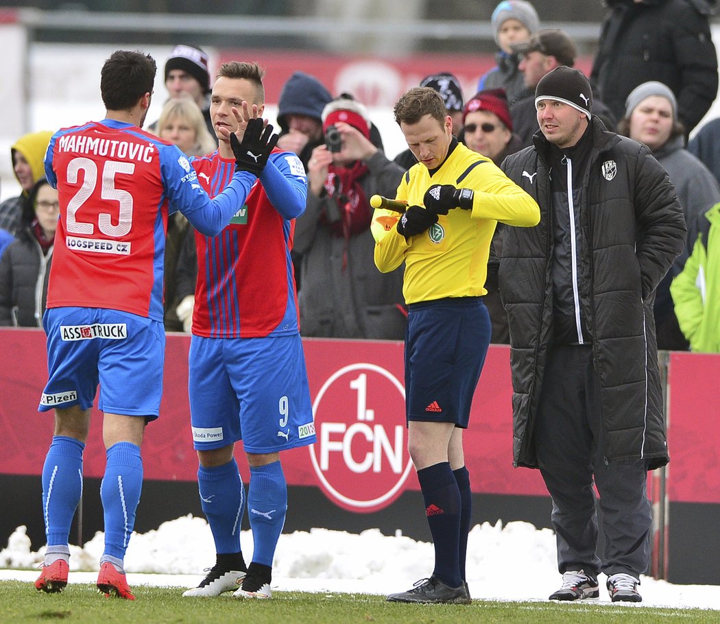 Defenziva Norimberku si může oddechnout. Střelec tří gólů Plzně Aidin Mahmutovič jde z placu, Plzeň vyhrála 3:2