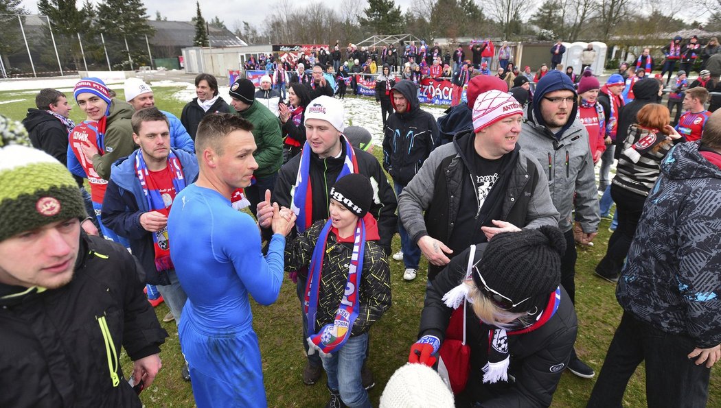 Plzeň přijely podpořit do Normiberku dvě stovky fanoušků. Po duelu se fandové pozdravili s hráči.