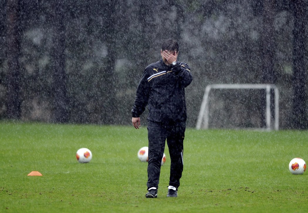 Plzeňský trenér Dušan Uhrin na deštivém tréninku při soustředění v Turecku.