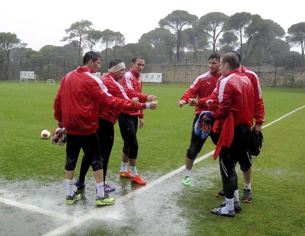 Plzeňští odvážlivci Matěj Končál, Pavel Horváth, Marek Bakoš, Tomáš Wágner, Marián Čišovský, František Rajtoral. Tito hráči Západočeského klubu si okořenili soustředění v Turecku střižbou o to, kdo po břiše projede po tréninku kaluží