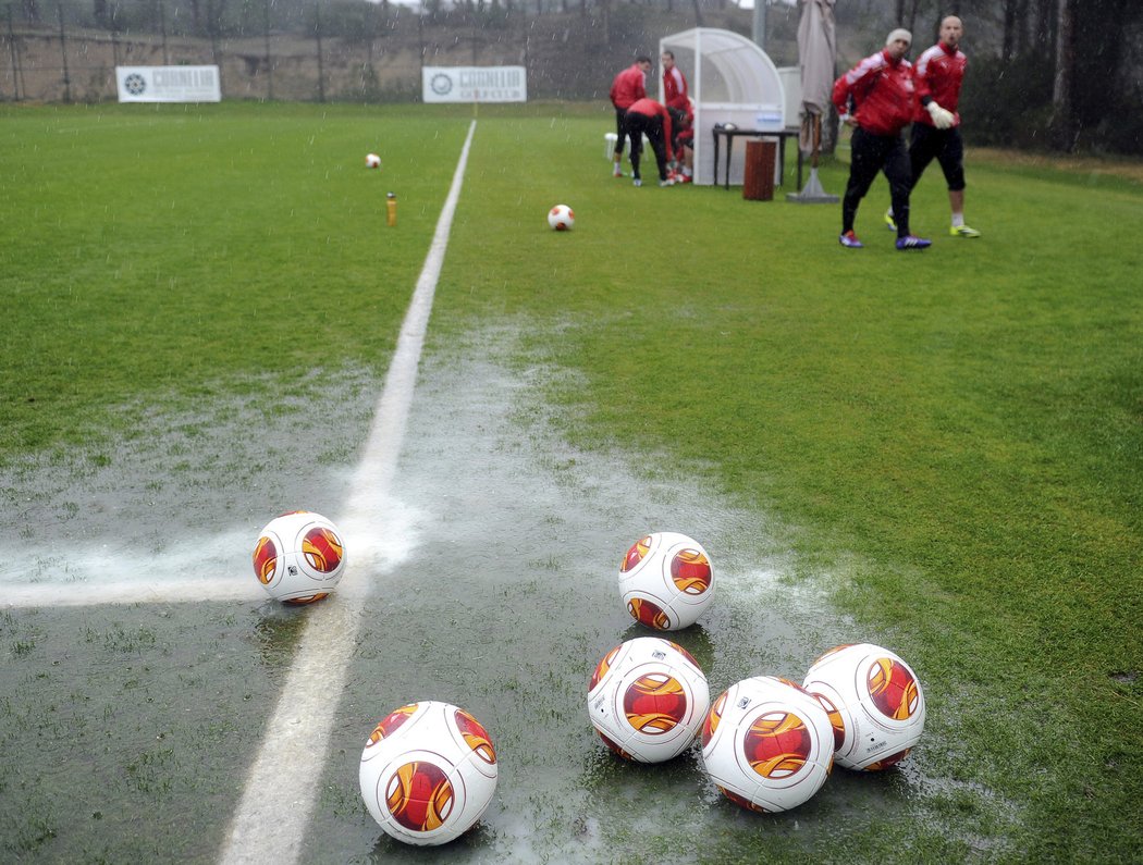 Počasí v Turecku fotbalistům Viktorie Plzeň tentokrát nepřálo. Trénink končili úplně promočení