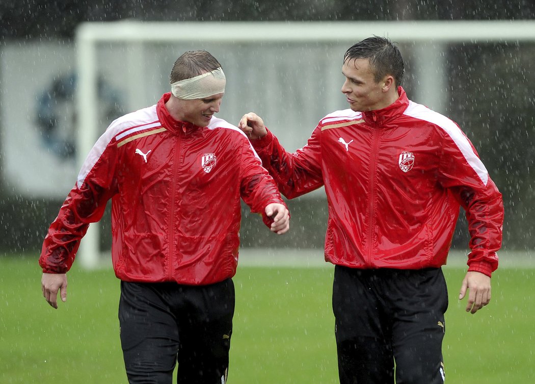 Plzeňští fotbalisté David Limberský (vlevo) a Stanislav Tecl diskutují během tréninku při soustředění v Turecku