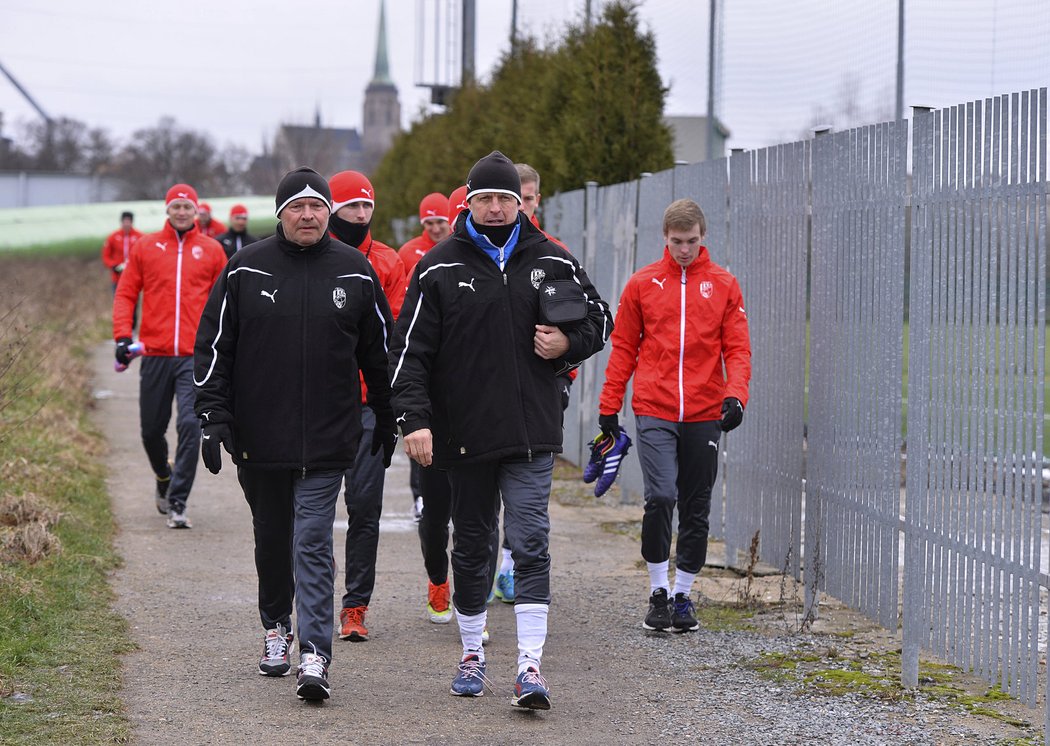 Fotbalová Plzeň už maká. Na hráče dohlížel trenér Miroslav Koubek a trenér brankářů Petr Kostelník.