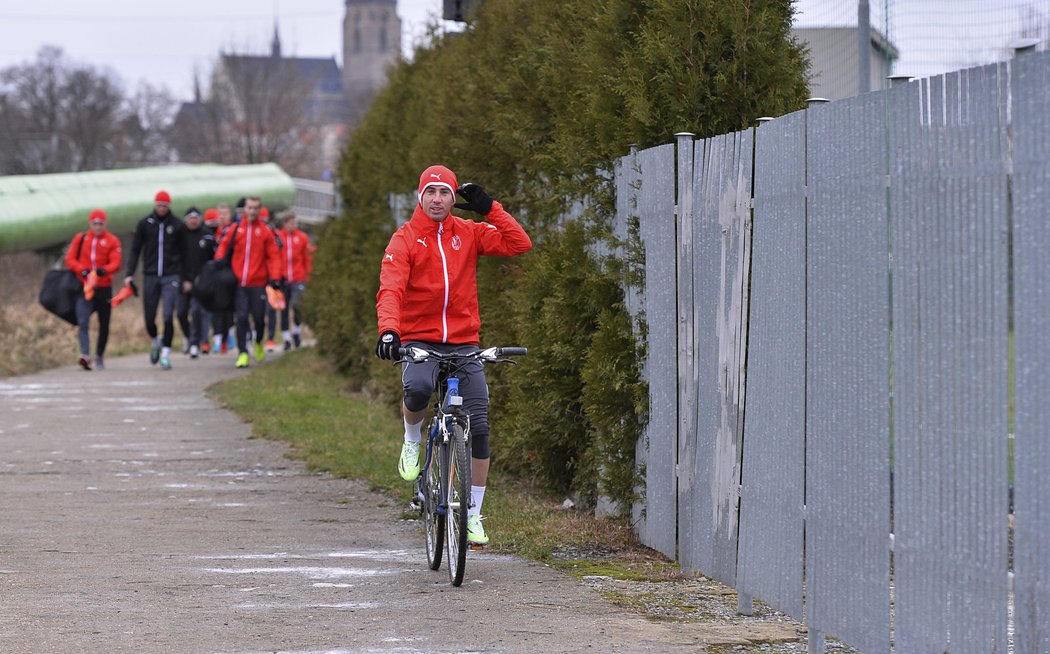 Na startu přípravy Viktorie Plzeň frčí na kole Milan Petržela.