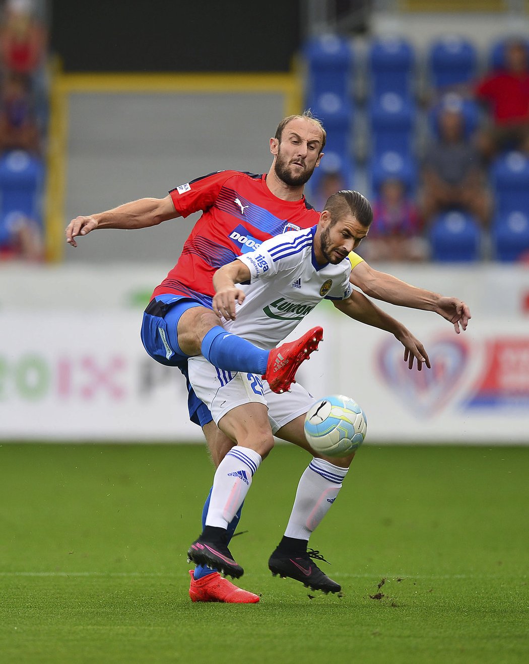 Roman Hubník z Plzně a Marko Jordan v důrazném souboji o míč