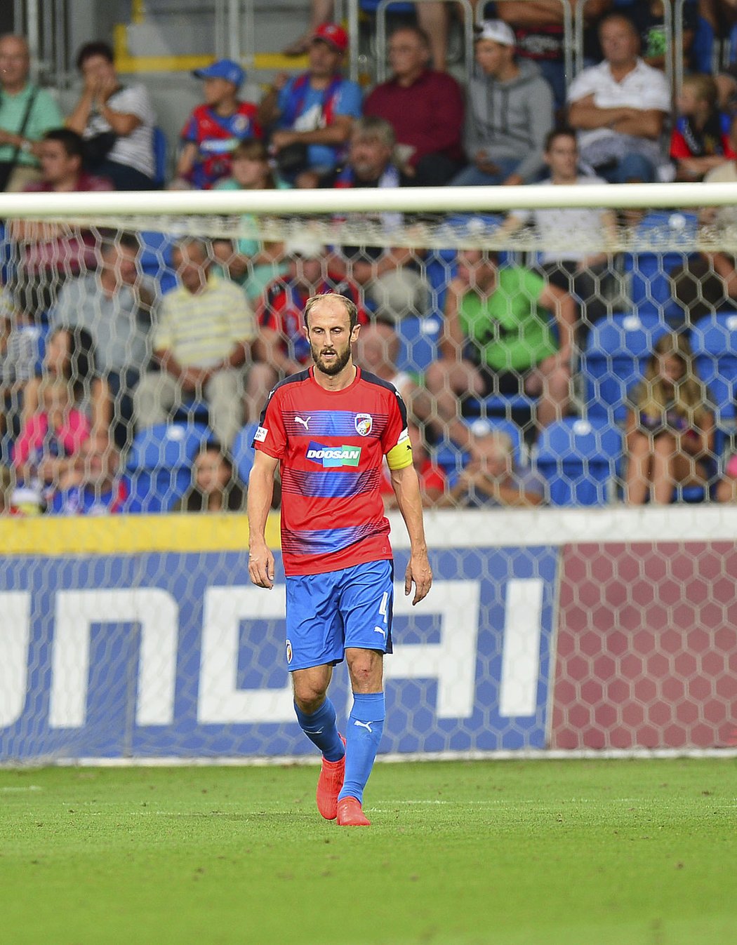 Roman Hubník smutní. Plzeň se Zlínem prohrávala po trefě Tomáše Poznara 0:1