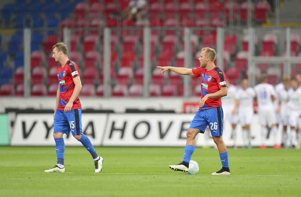 Plzenští fotbalisté Michael Krmenčík a Daniel Kolář vstřebávají první inkasovanou branku od Zlína