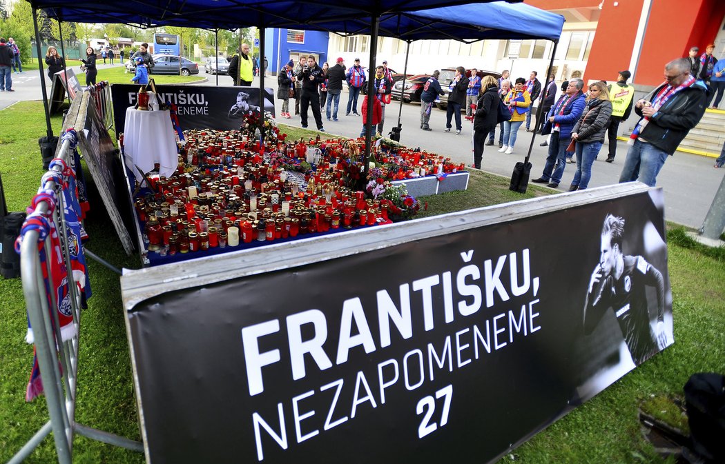 Před stadionem vzniklo pietní místo, kde fanoušci vzpomínají na Františka Rajtorala