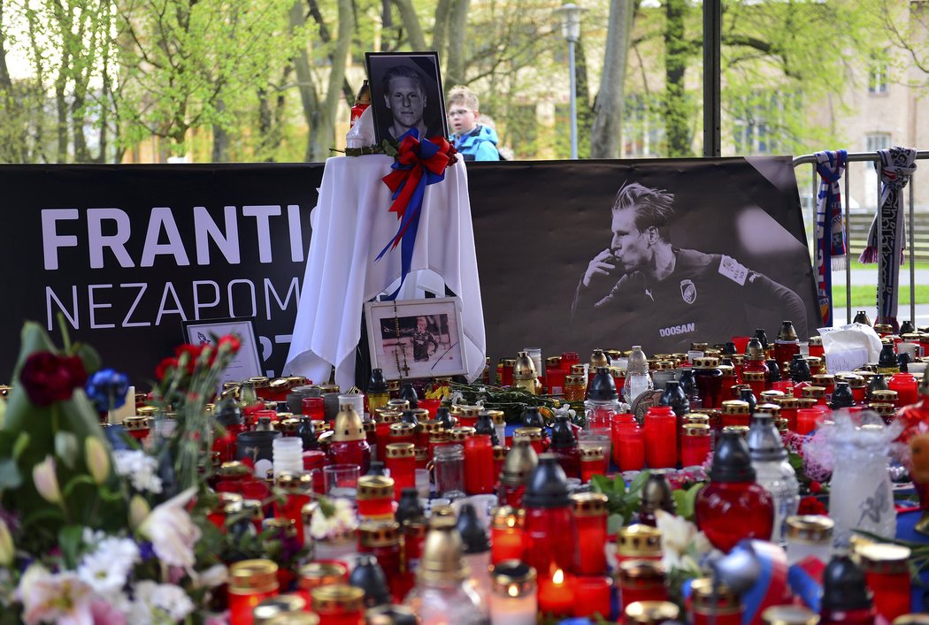 Před stadionem vzniklo pietní místo, kde fanoušci vzpomínají na Františka Rajtorala