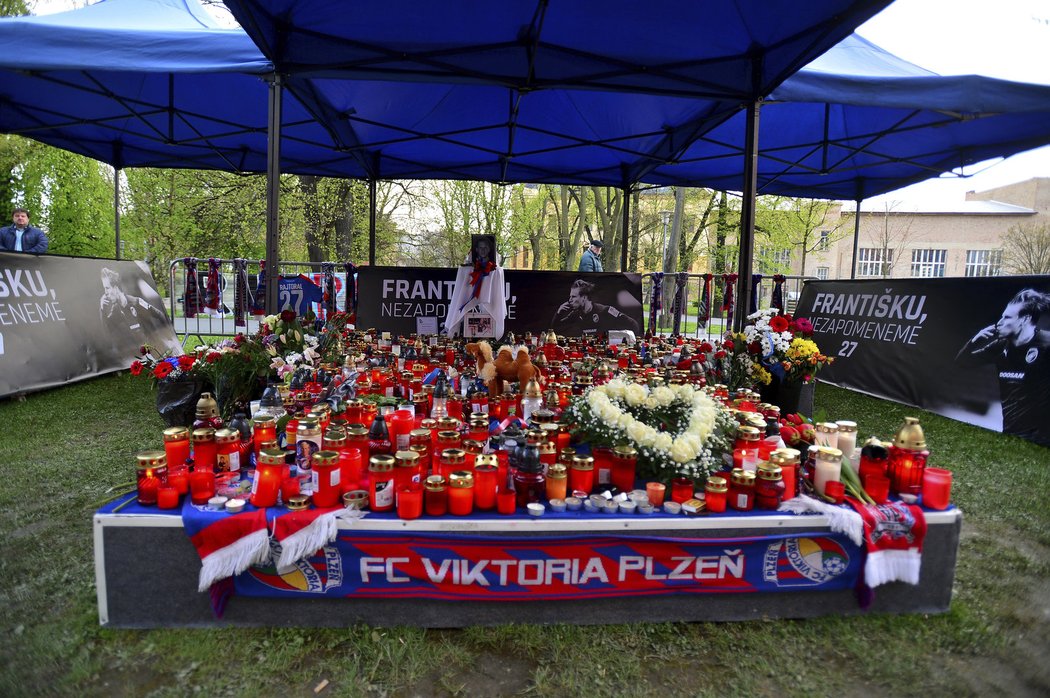 Před stadionem vzniklo pietní místo, kde fanoušci vzpomínají na Františka Rajtorala