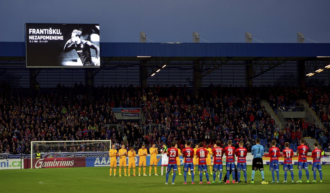 Před utkáním věnovali hráči i fanoušci minutu potlesku Františku Rajtoralovi