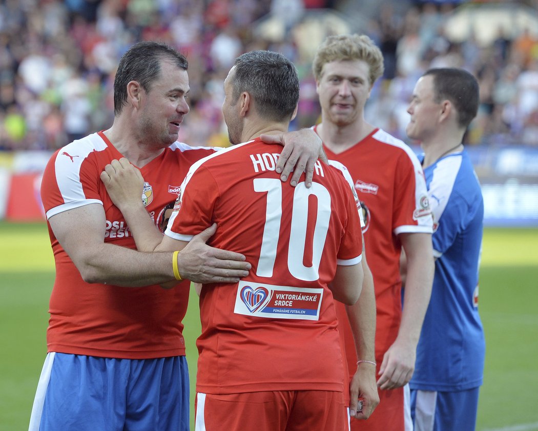 Pavel Horváth v objetí s hokejovou legendou Jaroslavem Špačkem, přihlíží současný kapitán hokejové repre Jakub Voráček