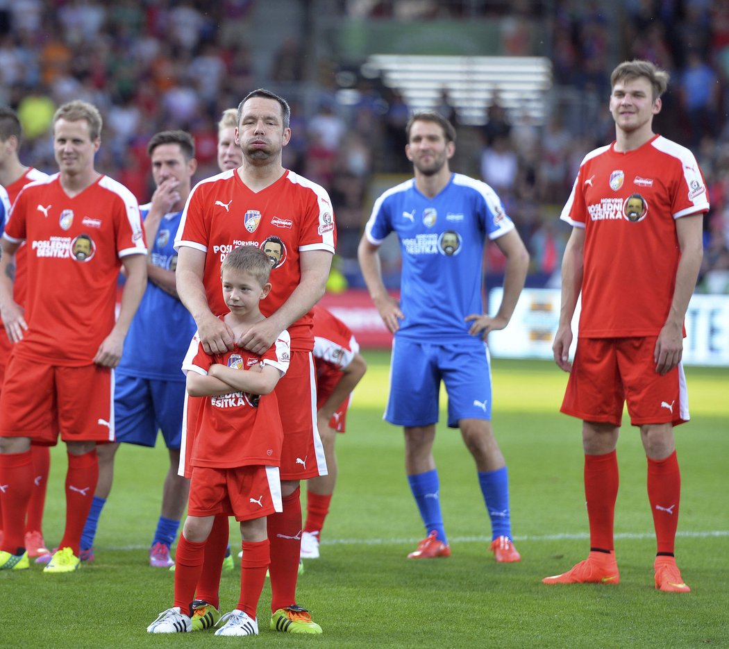 Dojatý Pavel Horváth při své rozlučce s plzeňskými fanoušky objímá syna Patrika