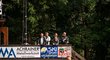 Adolf Šádek psolečně se zástupci nových plzeňských majitelů sledují ve Westendorfu přípravné utkání proti Hamburku